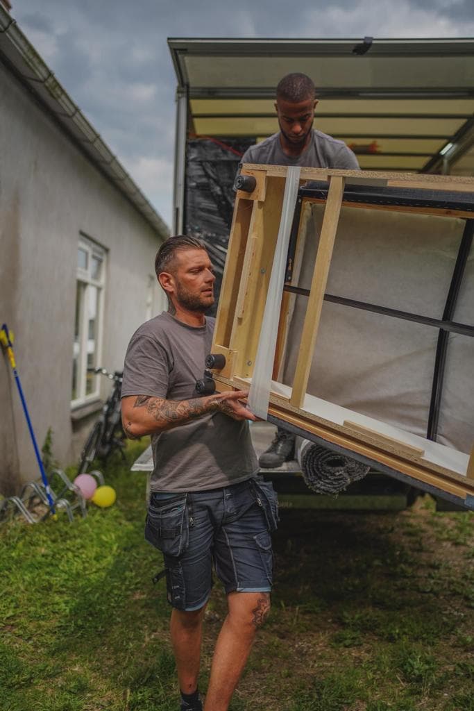 Student verhuist dozen naar nieuwe kamer